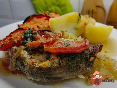 Риба (зубатка) запечена з помідорами та цибулею