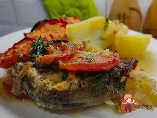 Риба (зубатка) запечена з помідорами та цибулею