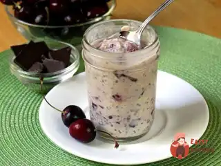 Вівсянка в банку з вишнею та шоколадною крихтою