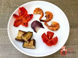 Креветки з овочами у духовці під гострим соусом