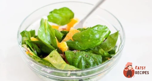 Салат зі шпинату, апельсинів, бекону з індички та кедрових горішків