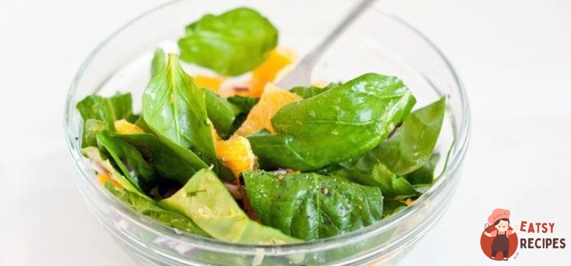 Салат зі шпинату, апельсинів, бекону з індички та кедрових горішків