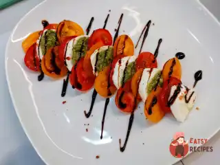 Капрезе з різнокольоровими помідорами