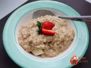 Вівсяна каша з яблуком та корицею