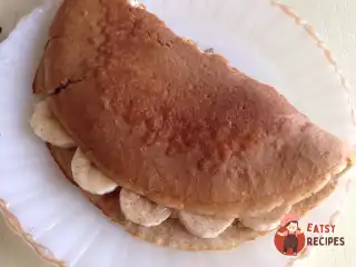 Вівсяні млинці з банановою начинкою