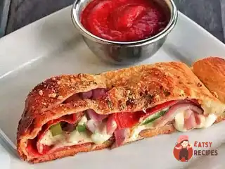 Кальцоне із соусом маринару