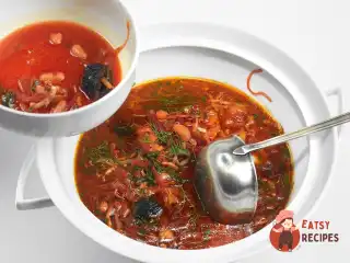 Борщ із чорносливом, квасолею та копченою грудинкою