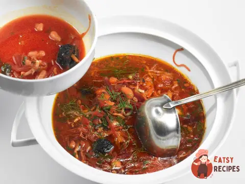Борщ із чорносливом, квасолею та копченою грудинкою