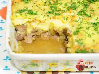 Картопляна запіканка з|із| печінкою, тушкованою в білому вині, і горіхами