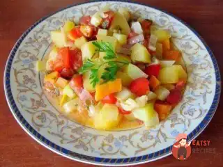 Овочеве рагу з кабачків з картоплею