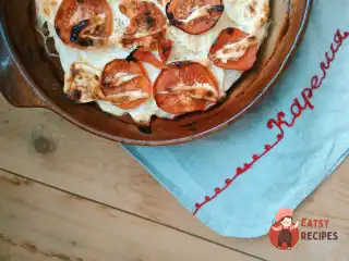 Курка з картоплею та кабачками, запечена в духовці.