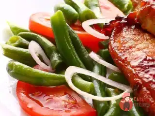 Часникова зелена квасоля з томатами та зеленню