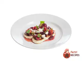 Смажений сир з чатні з черешні