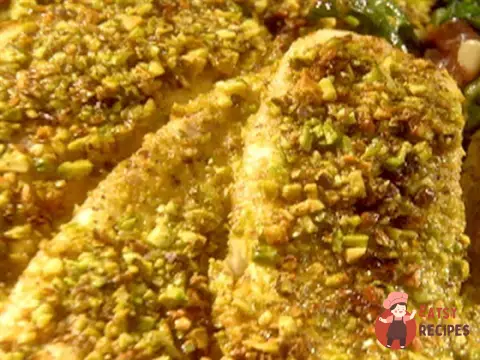 Дорада у фісташковій скоринці з мангольдом, вареною шинкою, сиром горгонзолу та кедровими горішками