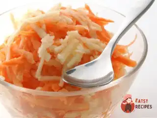 Салат з моркви та яблук з горіхами