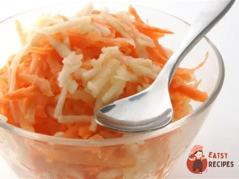 Салат з моркви та яблук з горіхами