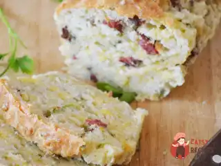 Хліб з копченим беконом та сиром чеддер