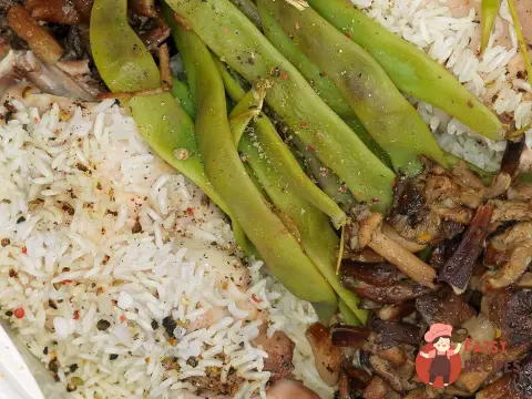 Кролик з опеньками, рисом басматі та стручковою квасолею