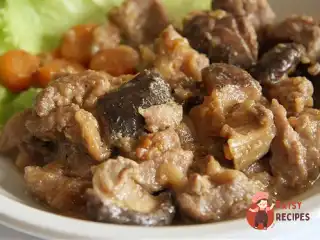 Гуляш з м'ясом та грибами