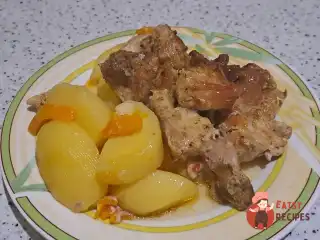 Свиняча лопатка з молодою картоплею, запечена у рукаві