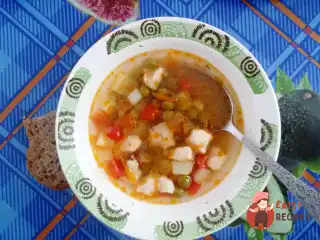 Курячий суп з овочами та горошком