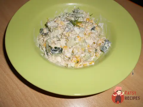 Салат з тунцем, кукурудзою та огірком