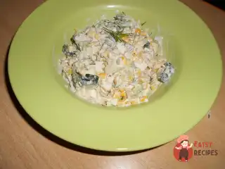 Салат з тунцем, кукурудзою та огірком