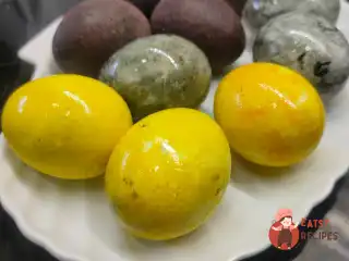 Яйця, фарбовані куркумою