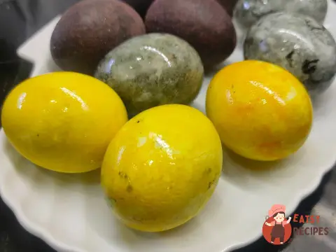 Яйця, фарбовані куркумою