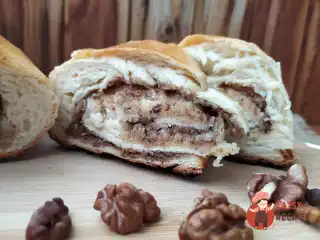 Сдобний рулет із волоськими горіхами