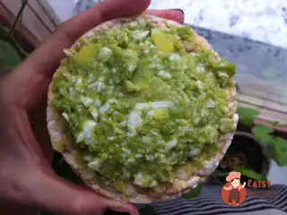 Дієтичний паштет з авокадо та яйцем