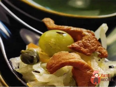 Салат з квашеною капустою та свининою