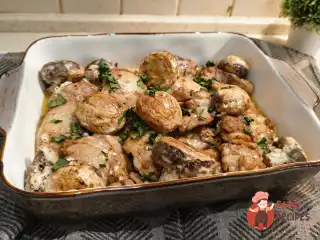 Курячі стегна в духовці з шампіньйонами