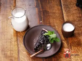 Літній пиріг з черешнею, сливами та смородиною по-французьки