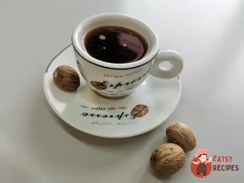 Кава з кардамоном та мускатним горіхом