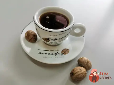Кава з кардамоном та мускатним горіхом