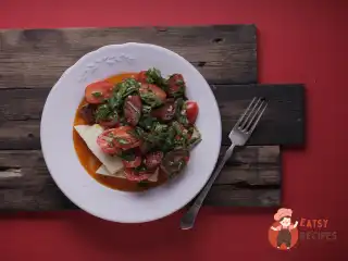 Андалузький салат з чорізо і помідорами.