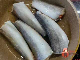 Крок 2: Хек із цибулею в молоці