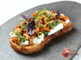 Брускетта з лисичками та соусом песто