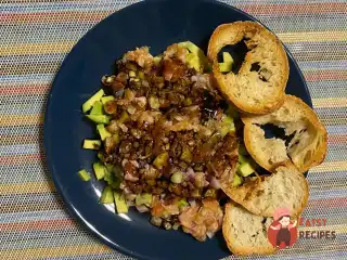 Тартар з лосося з авокадо та огірком