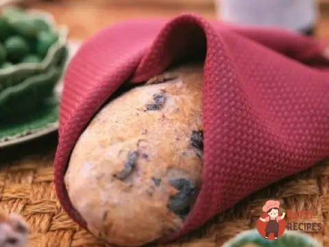 Хліб з панчеттою, оливками та маслинами