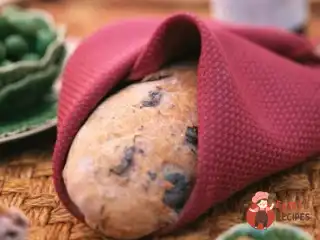 Хліб з панчеттою, оливками та маслинами