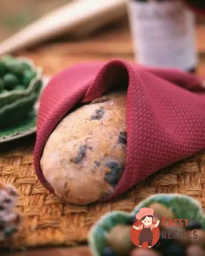 Хліб з панчеттою, оливками та маслинами