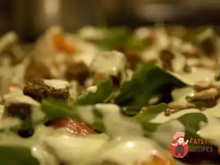 Лосось, маринований у солодкому оцті, з соусом зі сметани та зеленої цибулі.