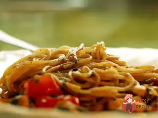 Спагетті з морепродуктами та помідорами черрі