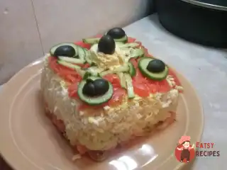 Листковий салат із сьомгою, яйцями та картоплею під майонезом