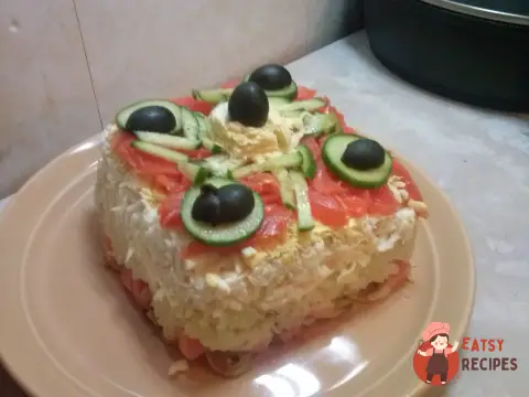 Листковий салат із сьомгою, яйцями та картоплею під майонезом