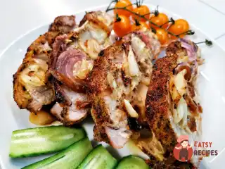 Свиняча шия, запечена з цибулею та спеціями