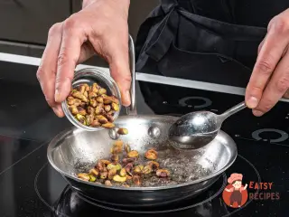 Крок 8: Салат із полуницею та фісташками