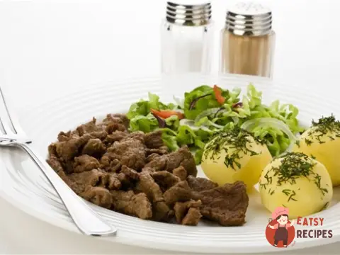 Яловичина тушкована з цибулею та картоплею